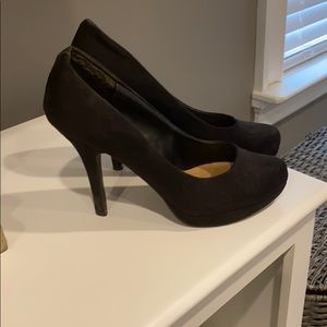 Black pumps